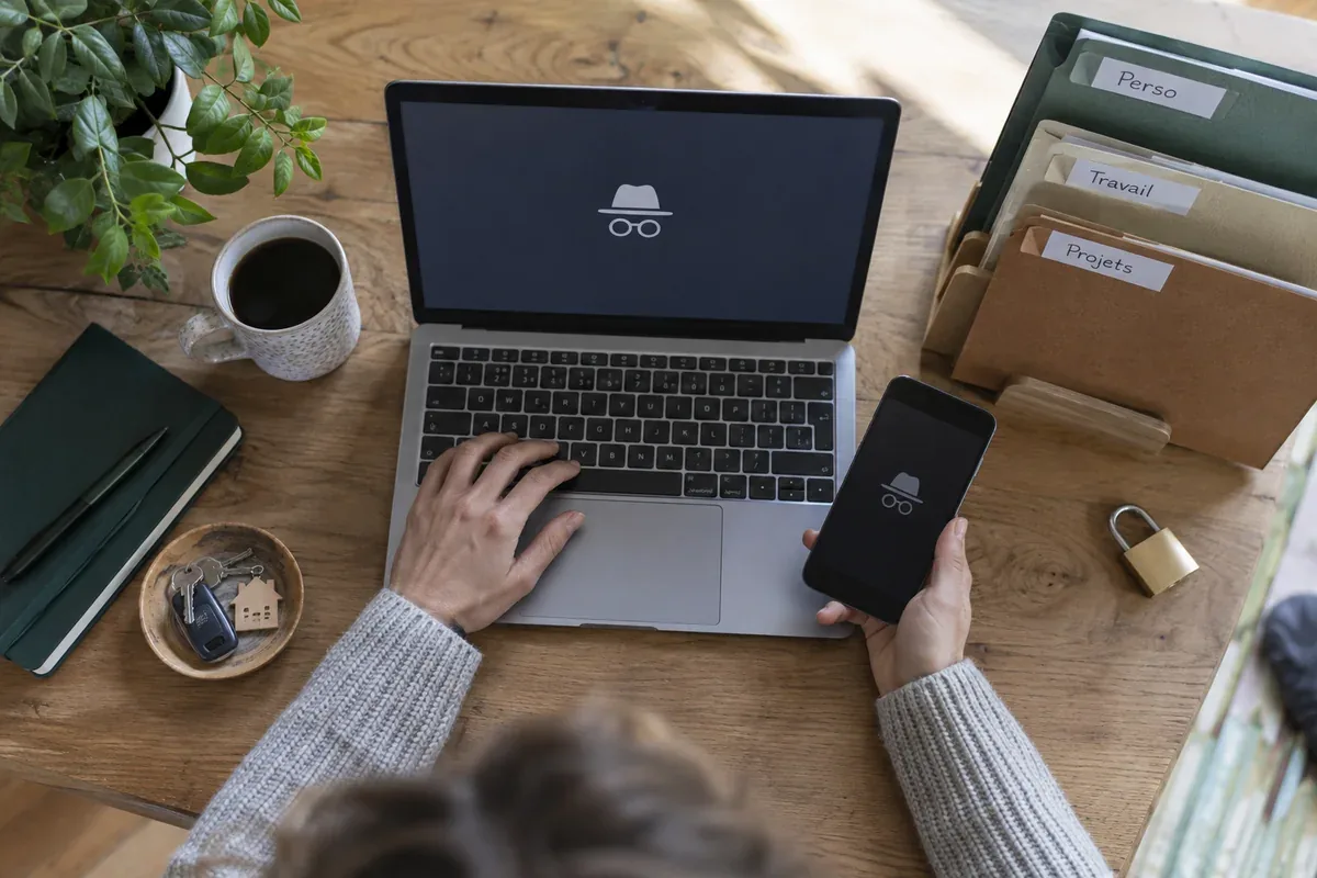 A person checks the private browsing mode on a laptop